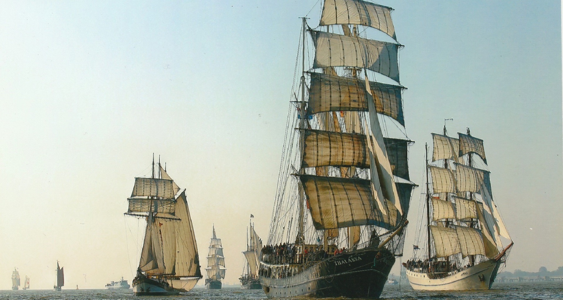 Mehrere Segelschiffe mit gesetzten Segeln