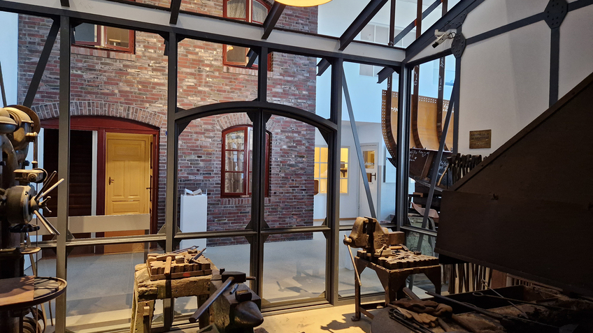 Werftschmiede und das dahinter rekonstruierte Arbeiterwohnhaus der Rickmers Werft im Hisorischen Museum