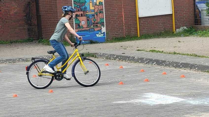 Auf sicherem Gelände startet das Fahrradtraining auf dem Schulhof der Karl-Marx-Schule. 
