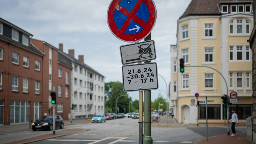 Ein Verkehrsschild weist auf eine Baustelle an der Kreuzung Hafenstraße/Lange Straße in Bremerhaven hin.