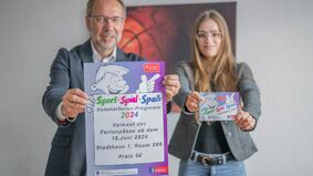 Sportstadtrat Ralf Holz und Sportamt-Mitarbeiterin Celia Klieber werben für den Ferienpass 2024. Das Programm für Kinder und Jugendliche ist ab dem 10. Juni 2024 erhältlich. 