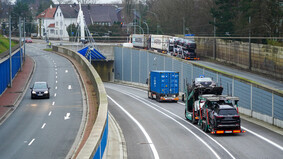 Fahrzeuge fahren in den Hafentunnel in Bremerhaven. 