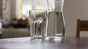 Bei viel Hitze soll man stündlich ein Glas Wasser trinken. 