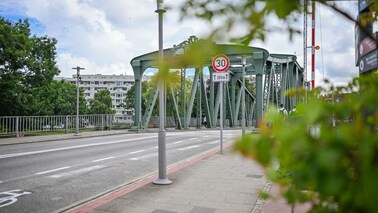Der Verkehr kann seit Montag, dem 1. Juli 2024, wieder vollständig über die Alte Geestebrücke rollen. 