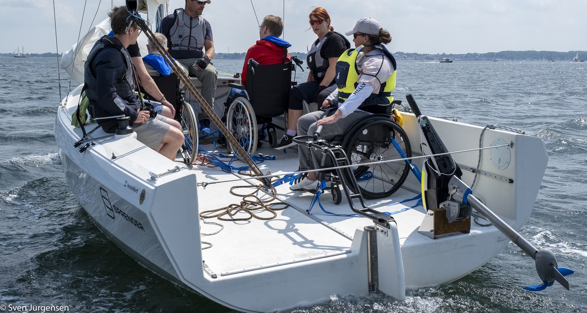 Rollstuhlfahrer auf einem Boot